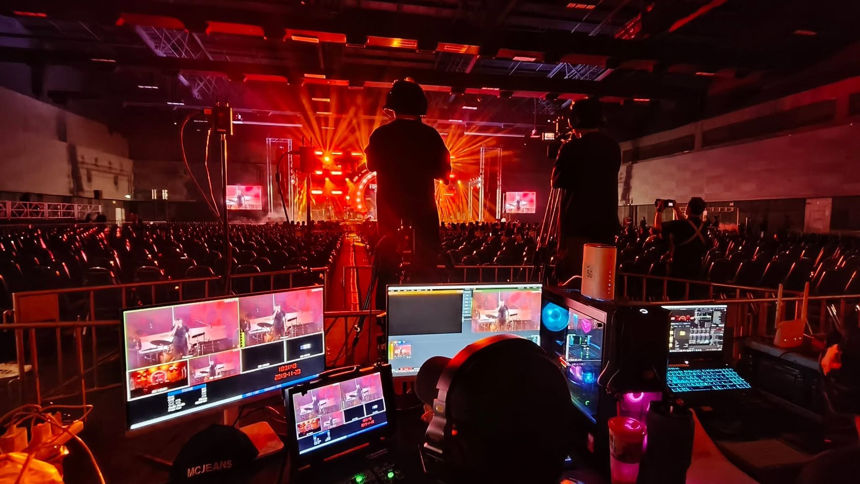 โลโก้ Jadedragon กลางภาพการผลิตงานคอนเสิร์ต