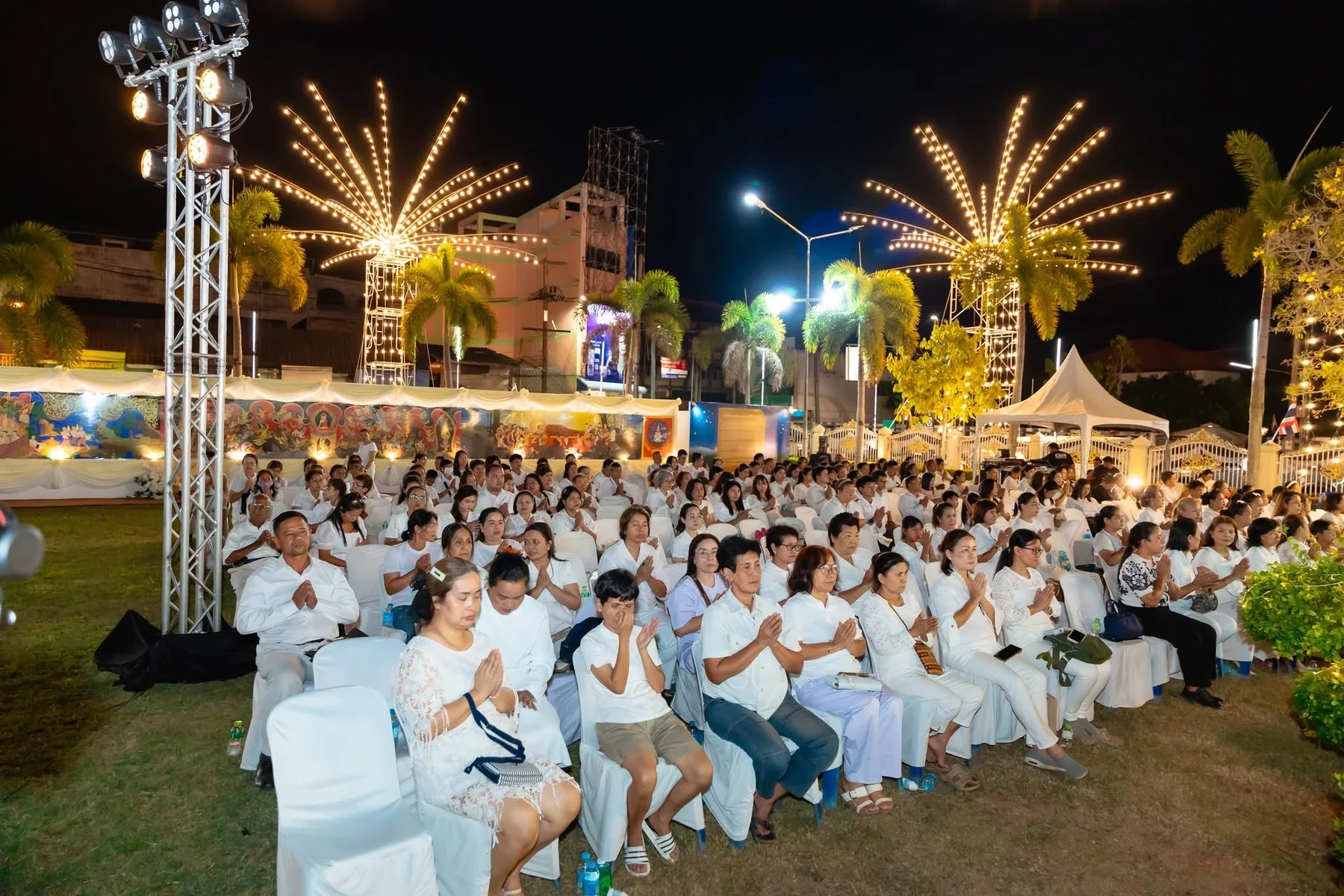 ภาพรวมผู้ร่วมงานและระบบแสงในพื้นที่พิธี