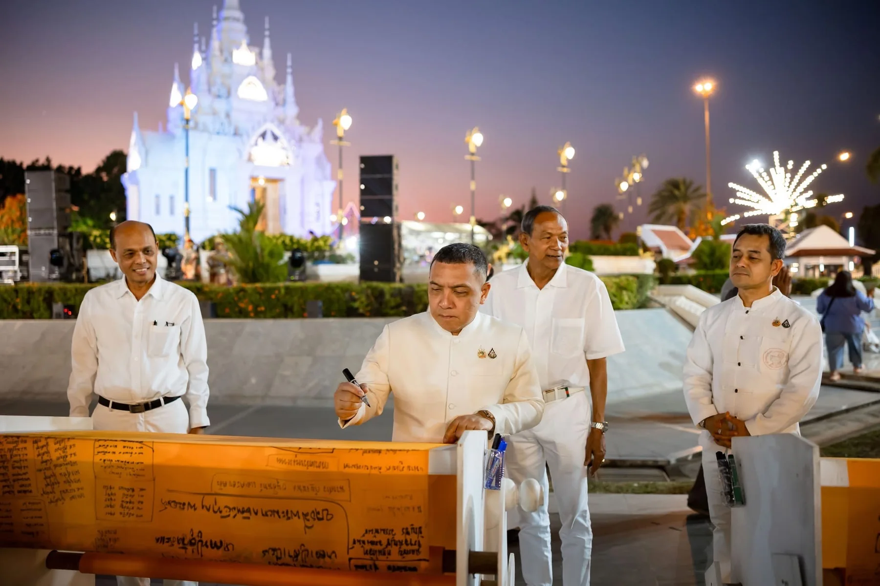 ประธานในพิธีลงนามบนผ้าห่มพระธาตุ