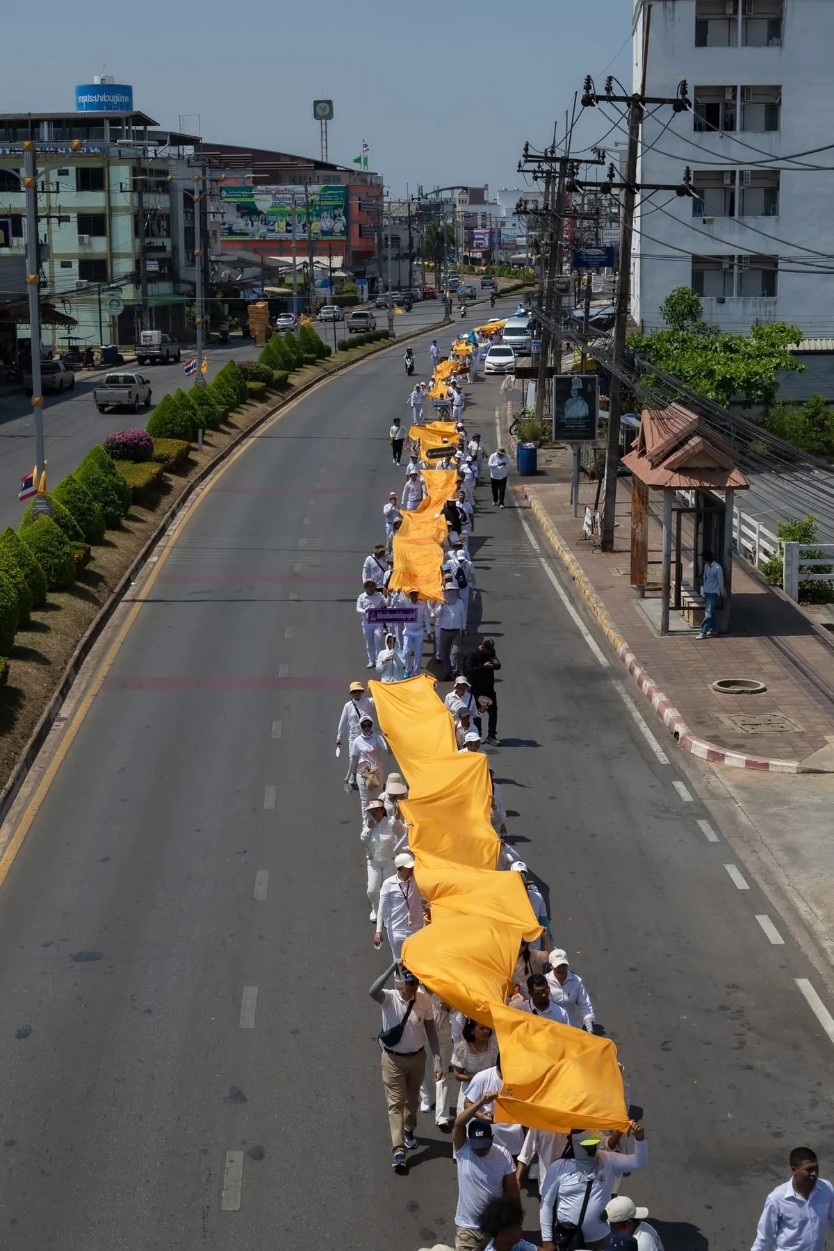 ขบวนผ้าห่มพระธาตุทอดยาวบนถนนในเมืองสุราษฎร์ธานี