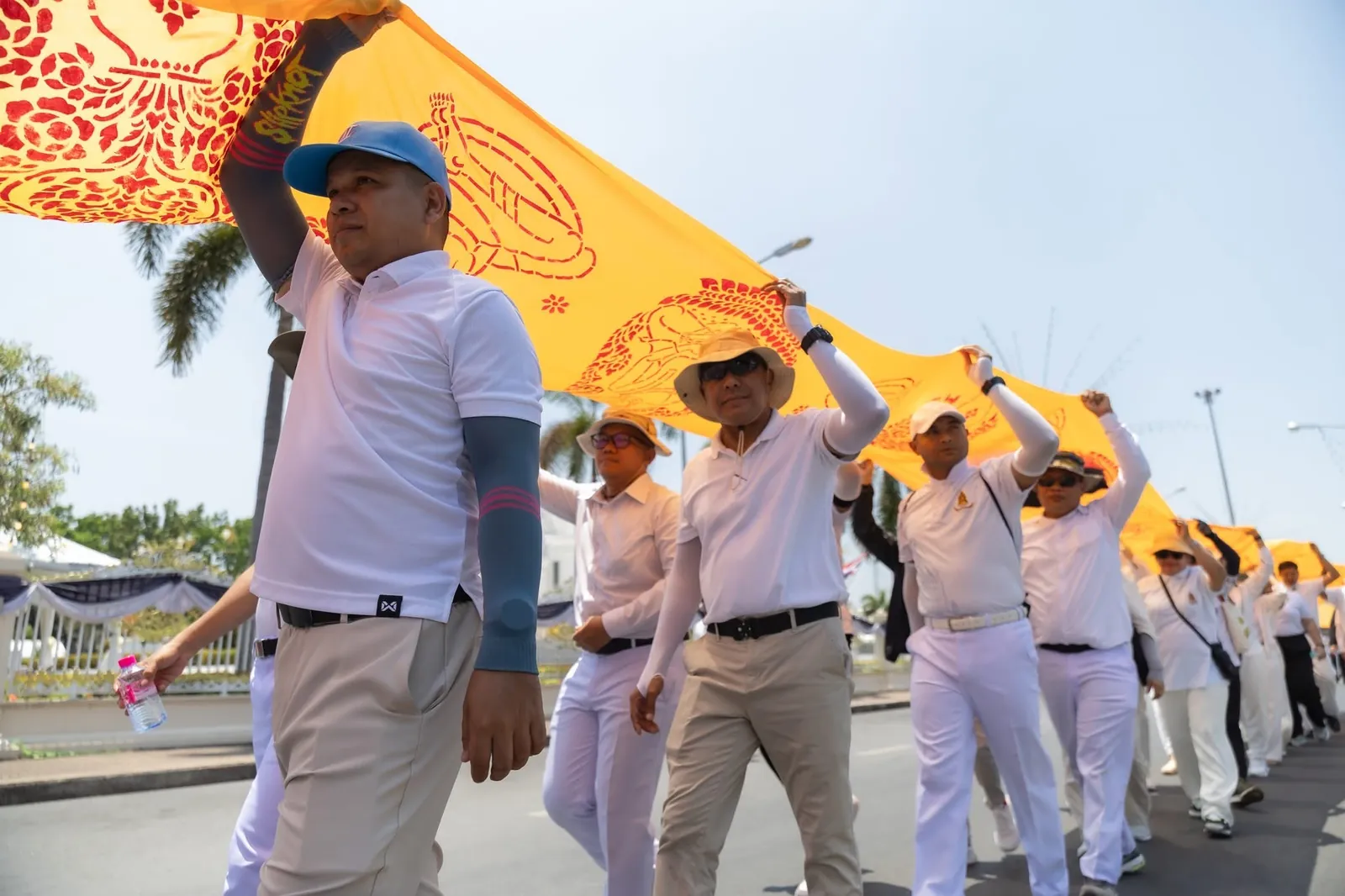 ผู้ร่วมขบวนแห่ผ้าห่มพระธาตุในเขตเมืองสุราษฎร์ธานี