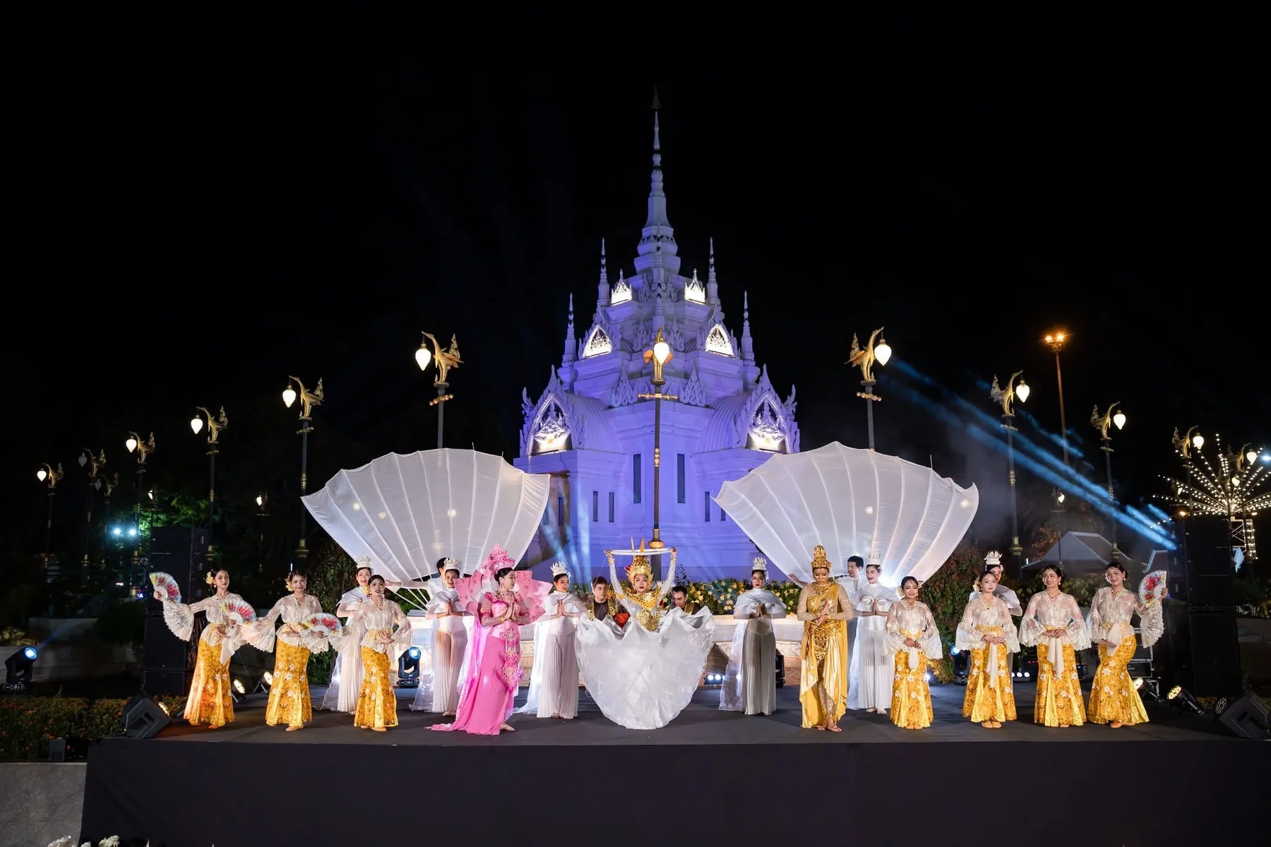 การแสดงบนเวทีหน้าพระธาตุศรีสุราษฎร์
