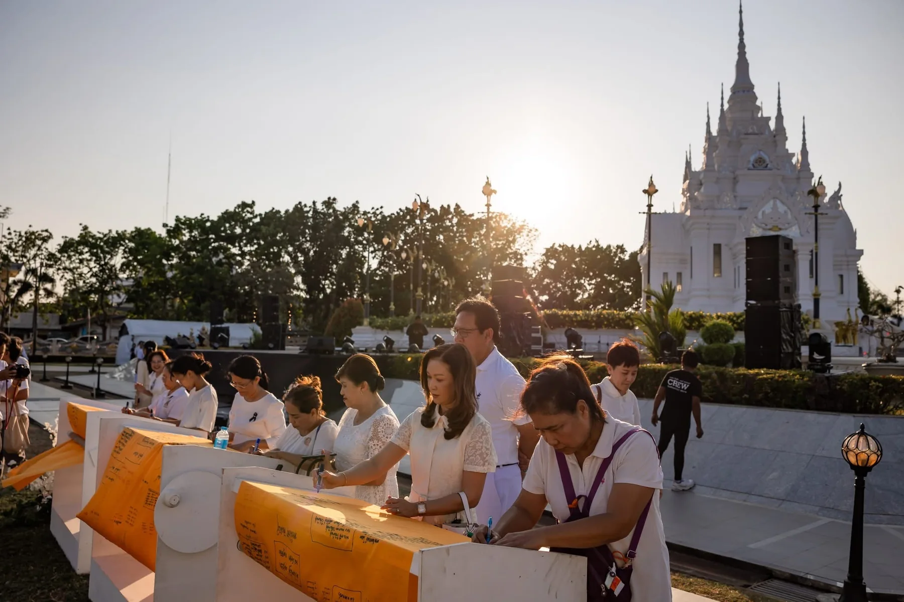 ประชาชนร่วมลงนามบนผ้าห่มพระธาตุ