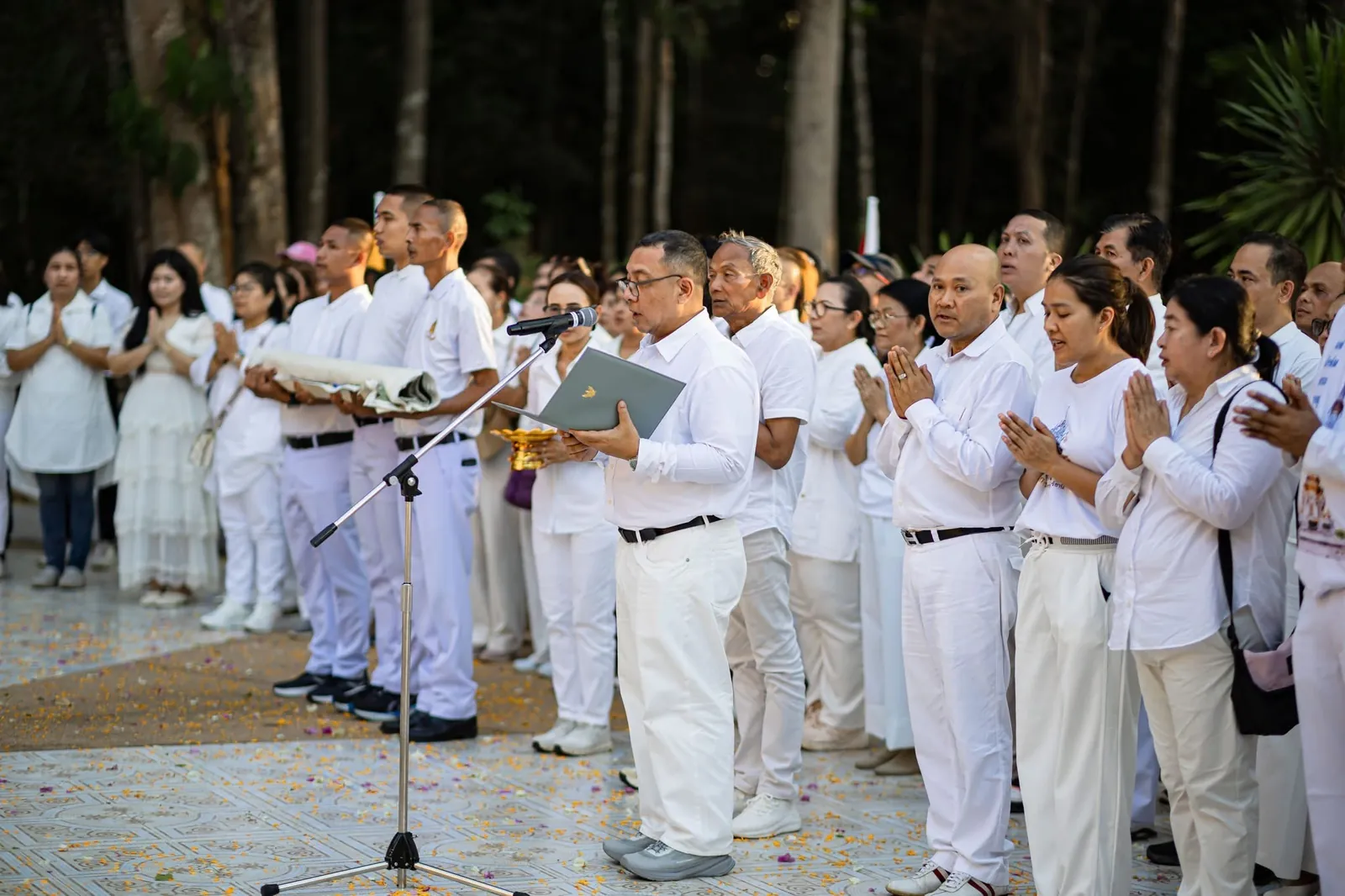 ผู้ร่วมงานประกอบพิธีสวดมนต์บริเวณองค์พระธาตุ