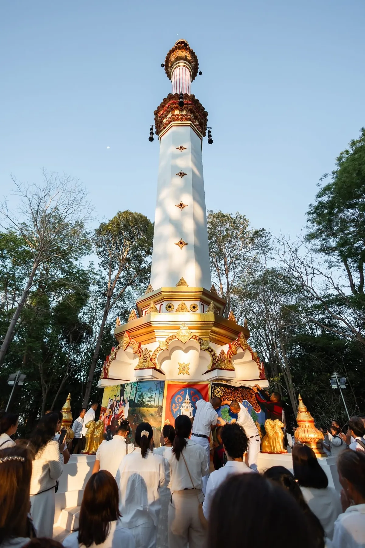 ผู้ร่วมพิธีบริเวณพระธาตุศรีสุราษฎร์