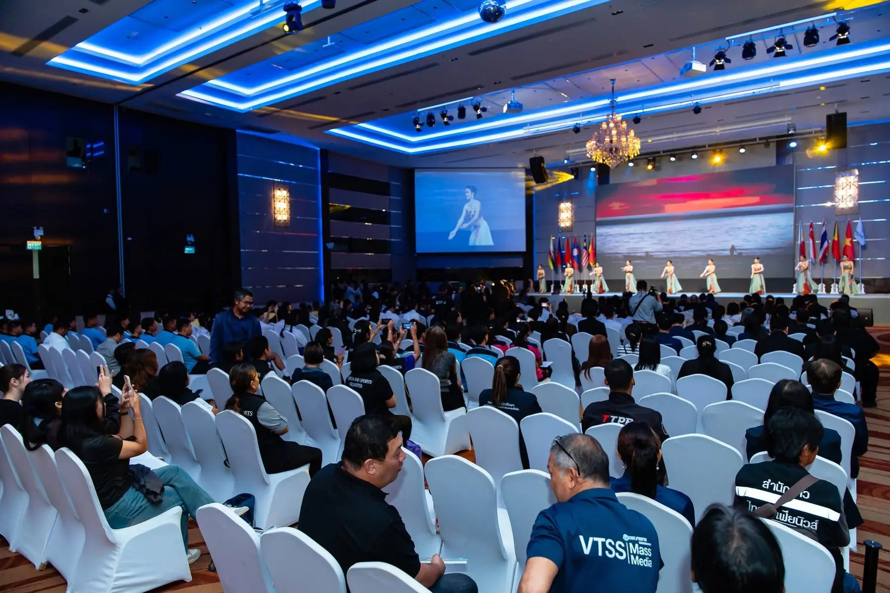 ภาพรวมผู้เข้าร่วมงานชมการแสดงบนเวทีในห้องแกรนด์บอลรูม