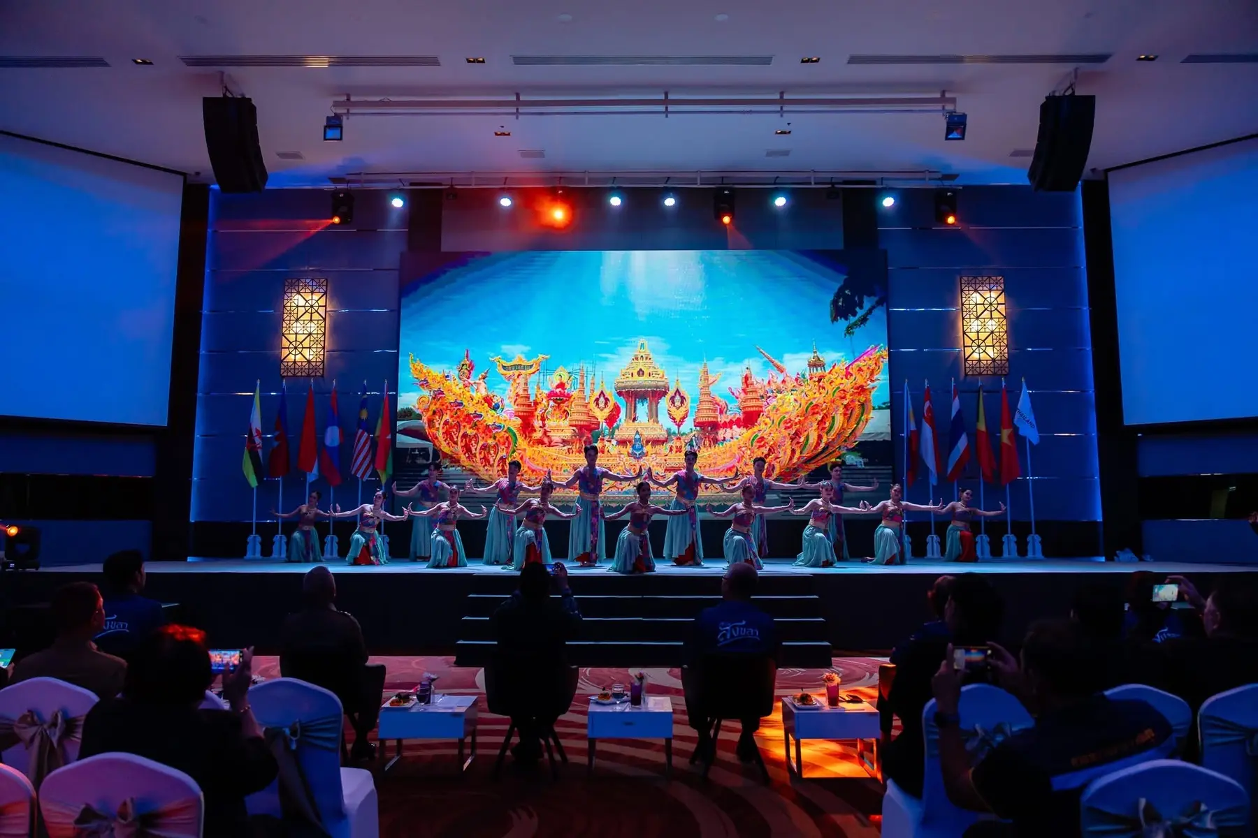 การแสดงศิลปวัฒนธรรมบนเวทีงานแถลงข่าวกีฬาซีเกมส์
