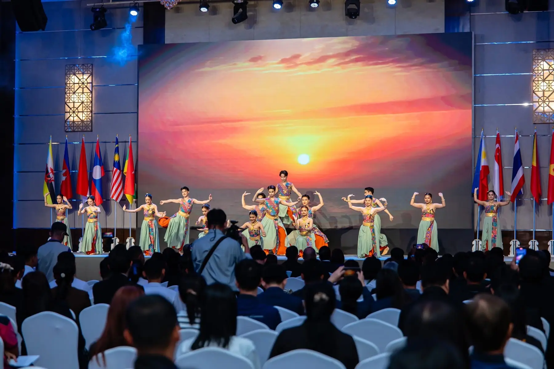คณะนักแสดงนำเสนอศิลปวัฒนธรรมต่อแขกและสื่อมวลชน