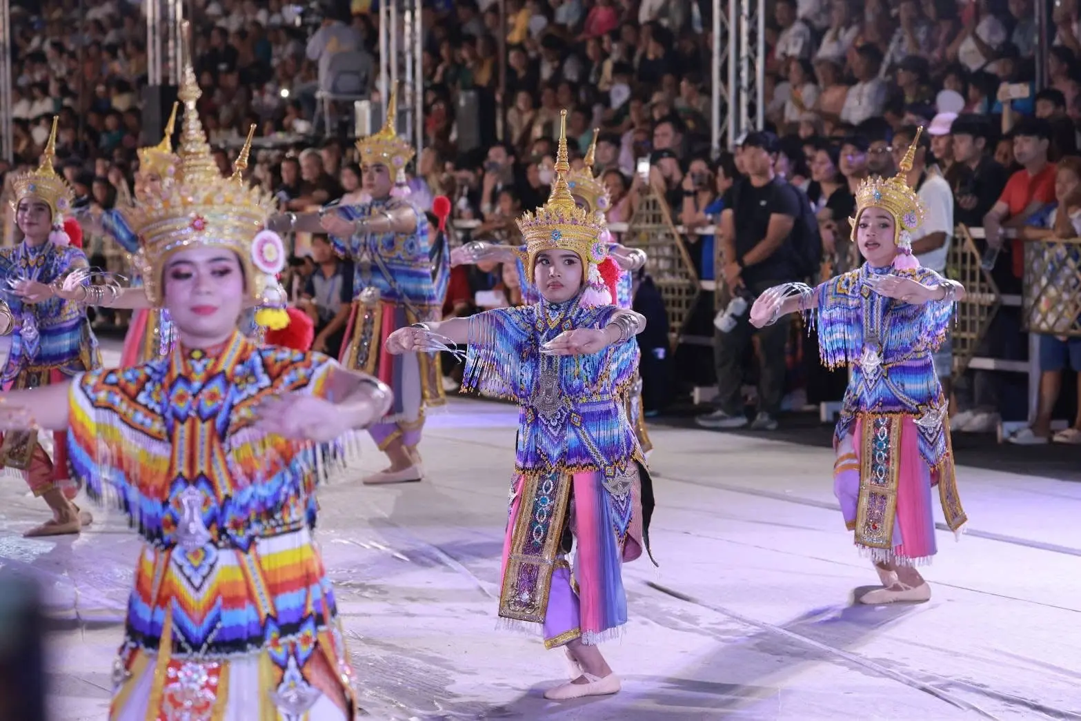 คณะนักแสดงรำชุดพื้นเมืองร่วมขบวนแห่ยามค่ำคืน