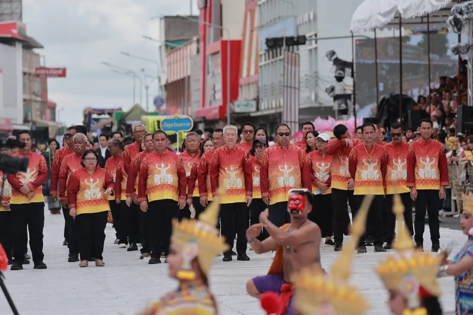 ผู้แทนและเจ้าหน้าที่ร่วมขบวนประเพณีแห่เทียนพรรษา
