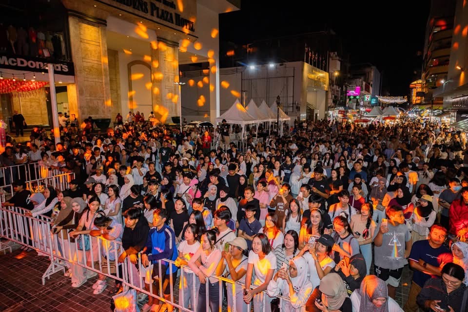 บรรยากาศผู้ชมบริเวณหน้าเวที