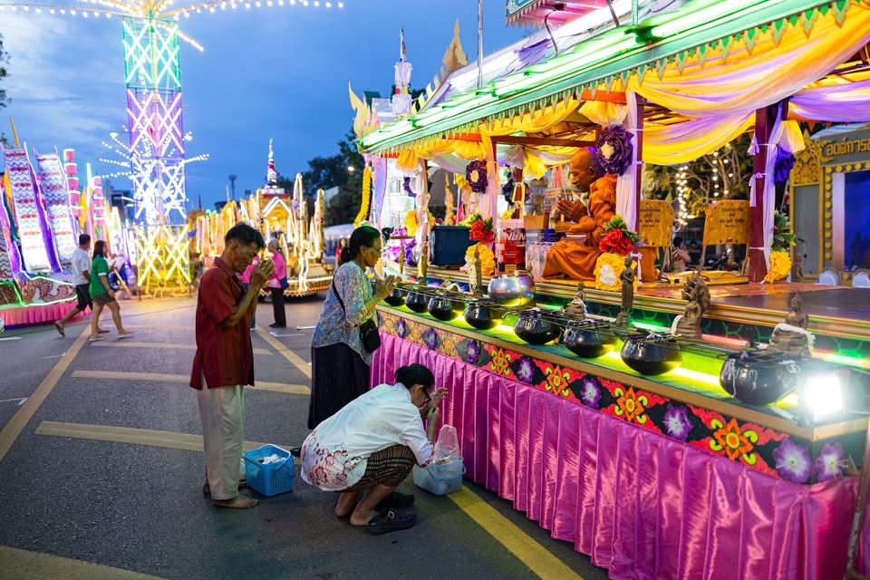 เรือพระประดับไฟในช่วงเย็น
