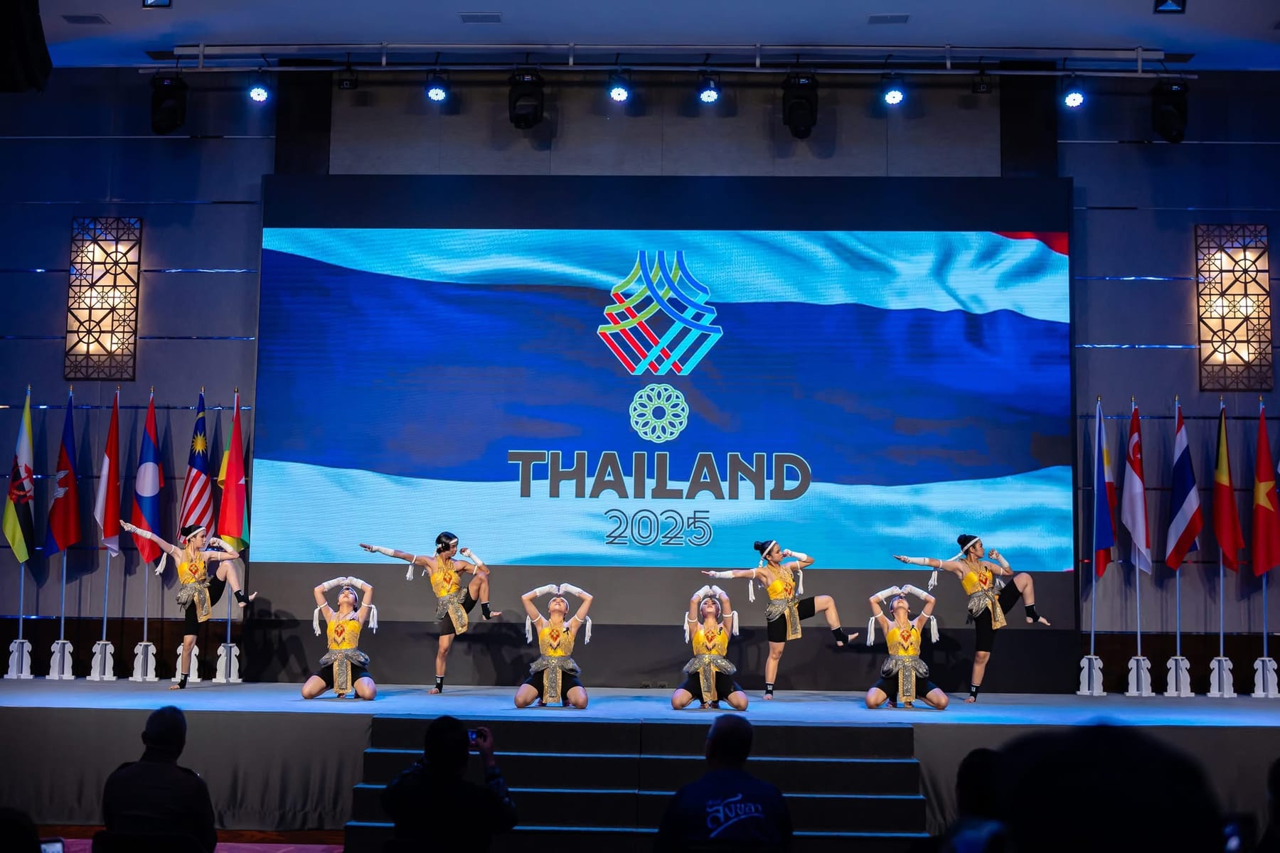การแสดงบนเวทีประกอบพิธีการ