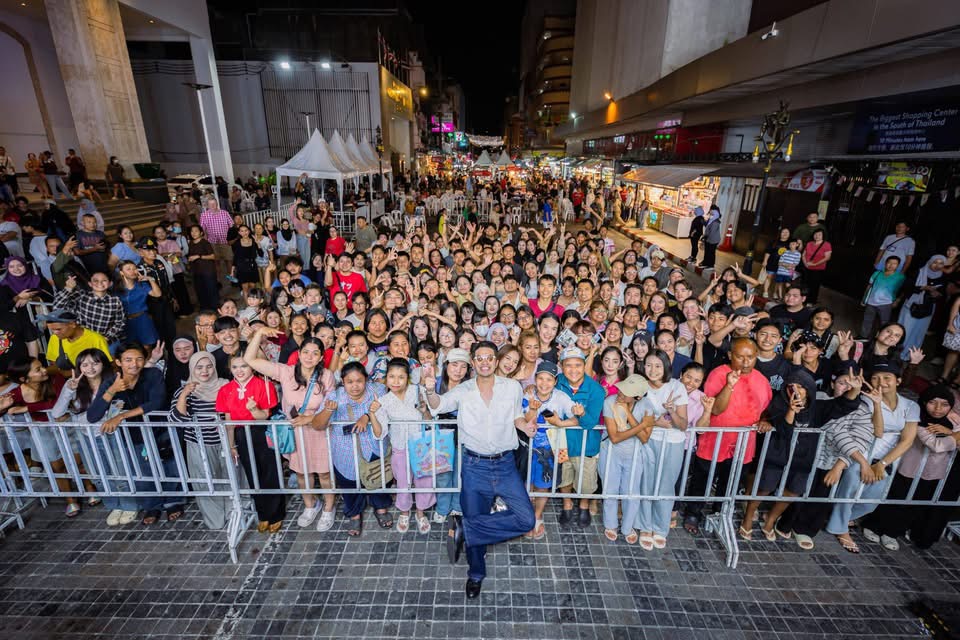 ภาพที่ระลึกร่วมกับผู้ชม