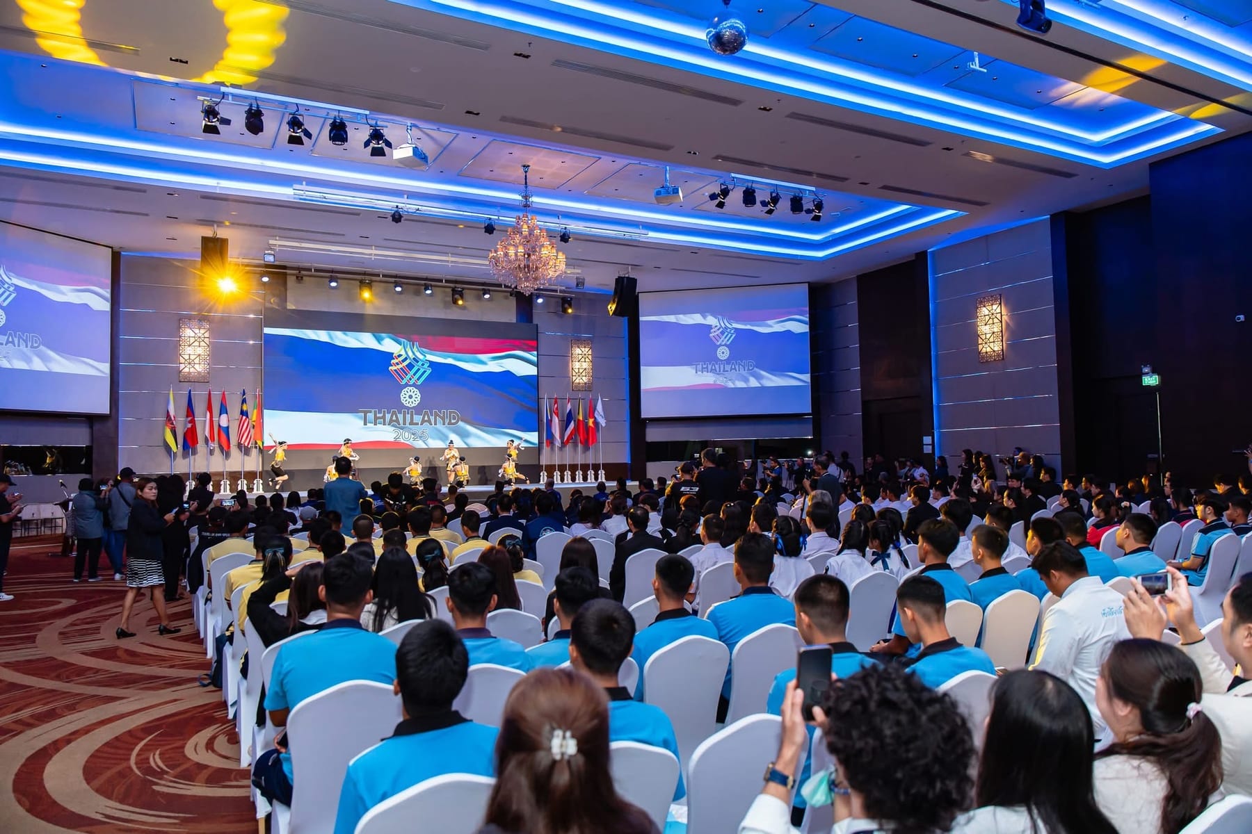 ภาพรวมเวทีและผู้เข้าร่วมงาน