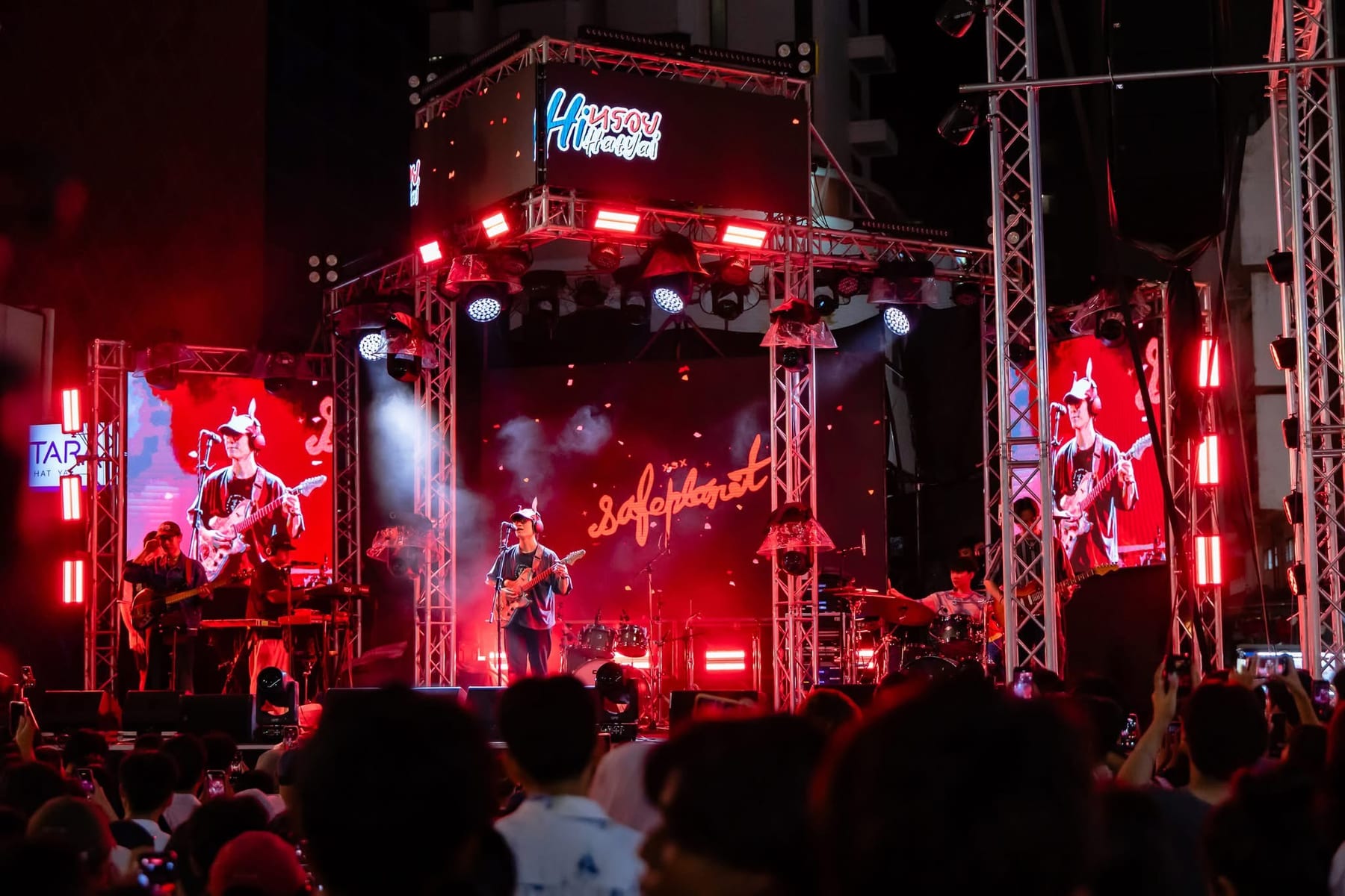 การแสดงสดและแสงสีบนเวที