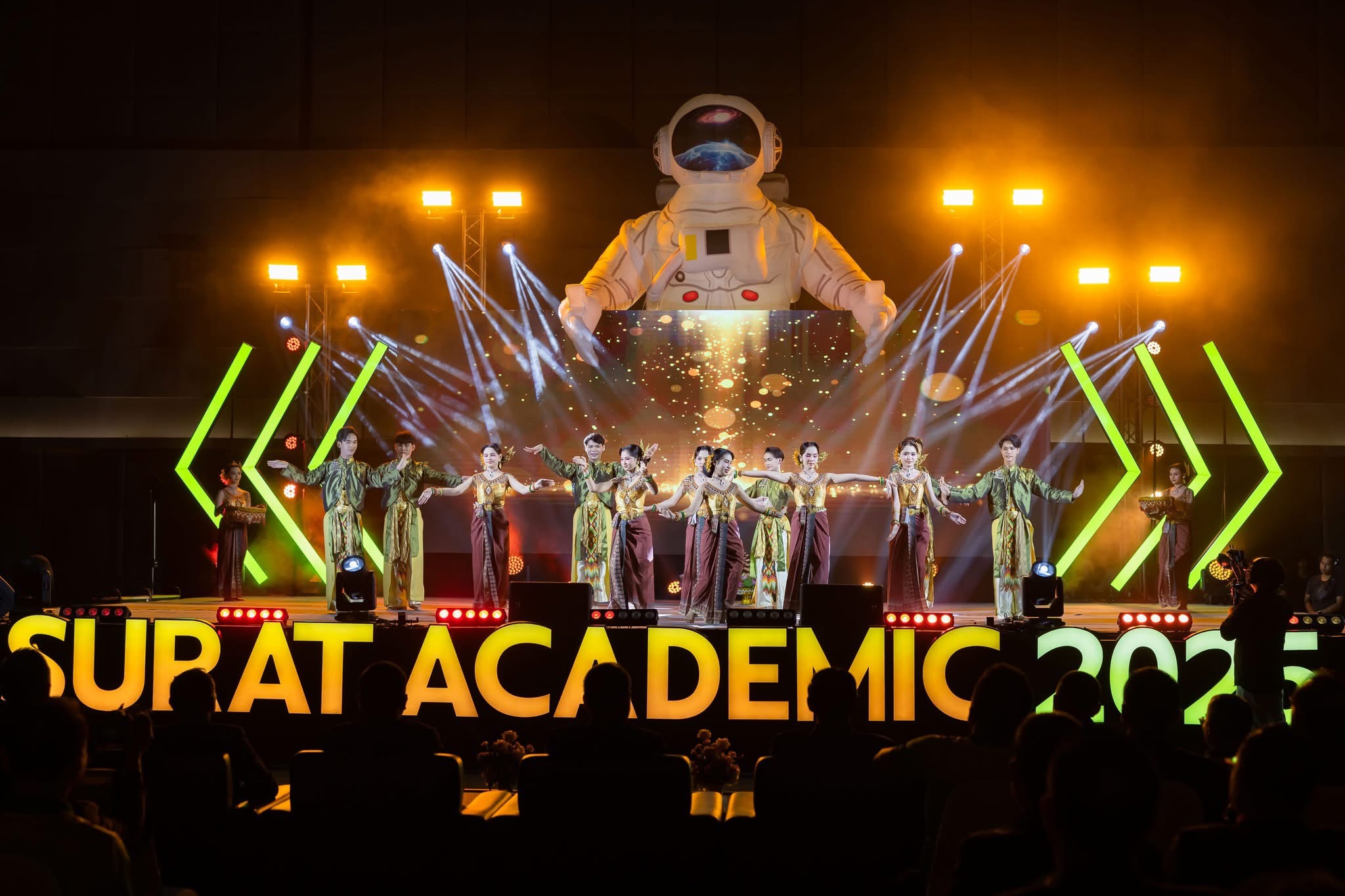 การแสดงบนเวที
