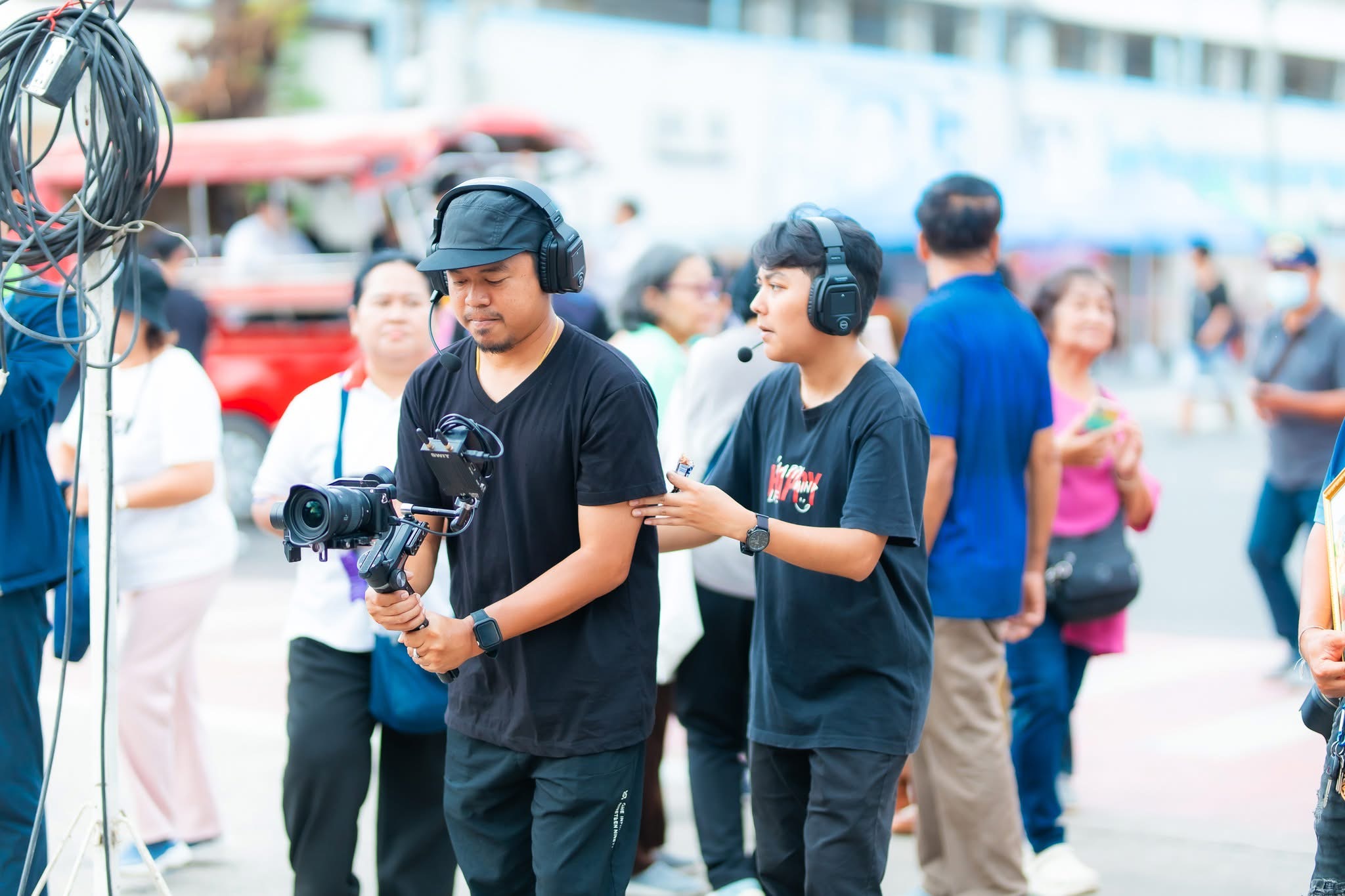 ทีมถ่ายทำประสานงานด้วยชุดหูฟังและกล้องเคลื่อนที่