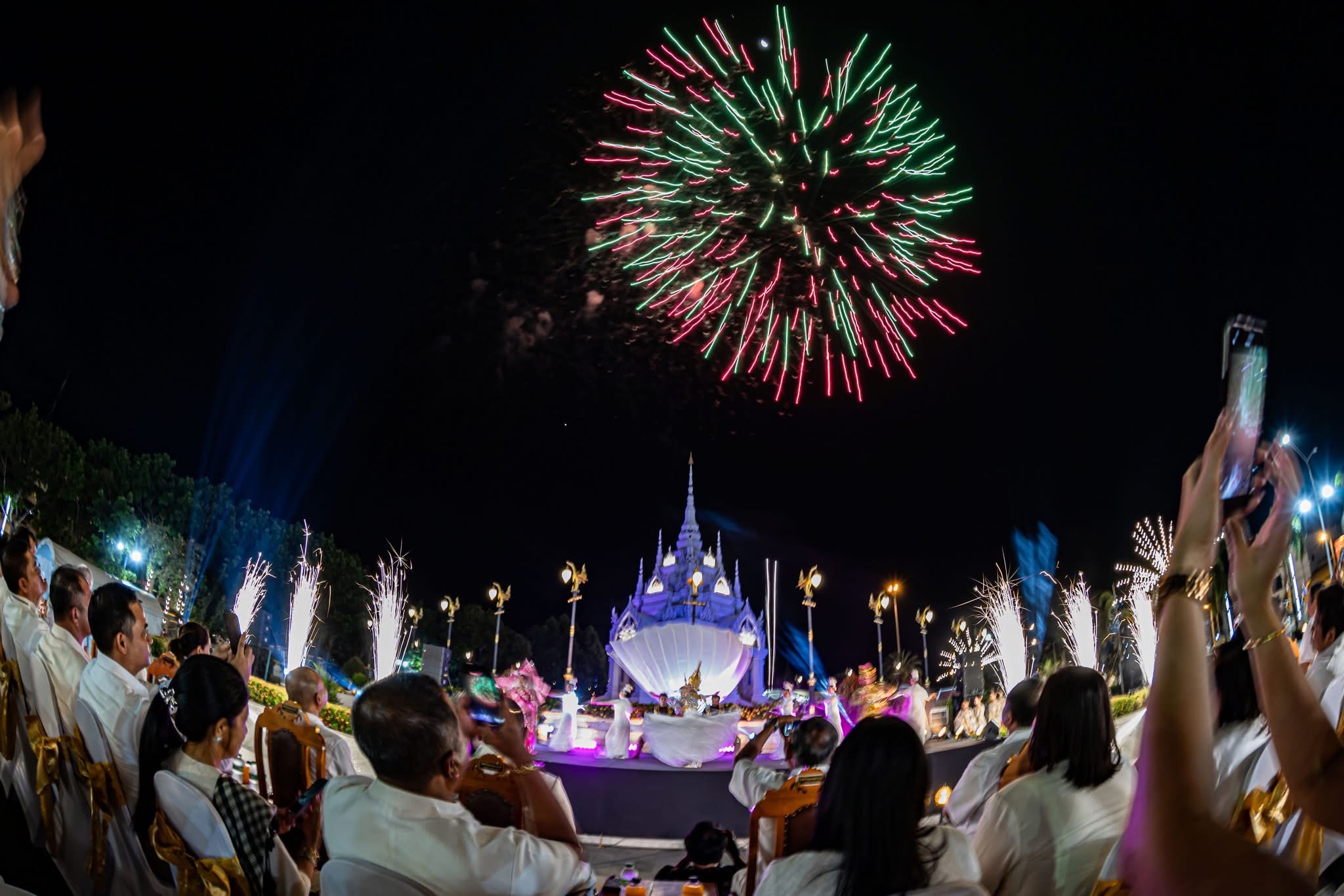 พลุและแสงสีบริเวณเวทีพิธีการ