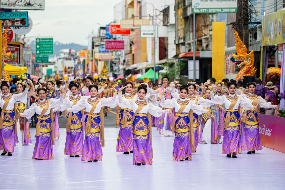 การแสดงรำในขบวนแห่